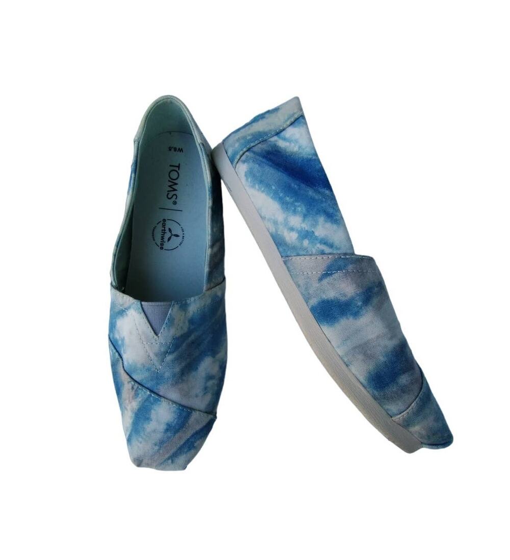 Toms Women's Earthwise Classic Plant Dyed Blue, Grey, White Multi Tie Dye 6.5